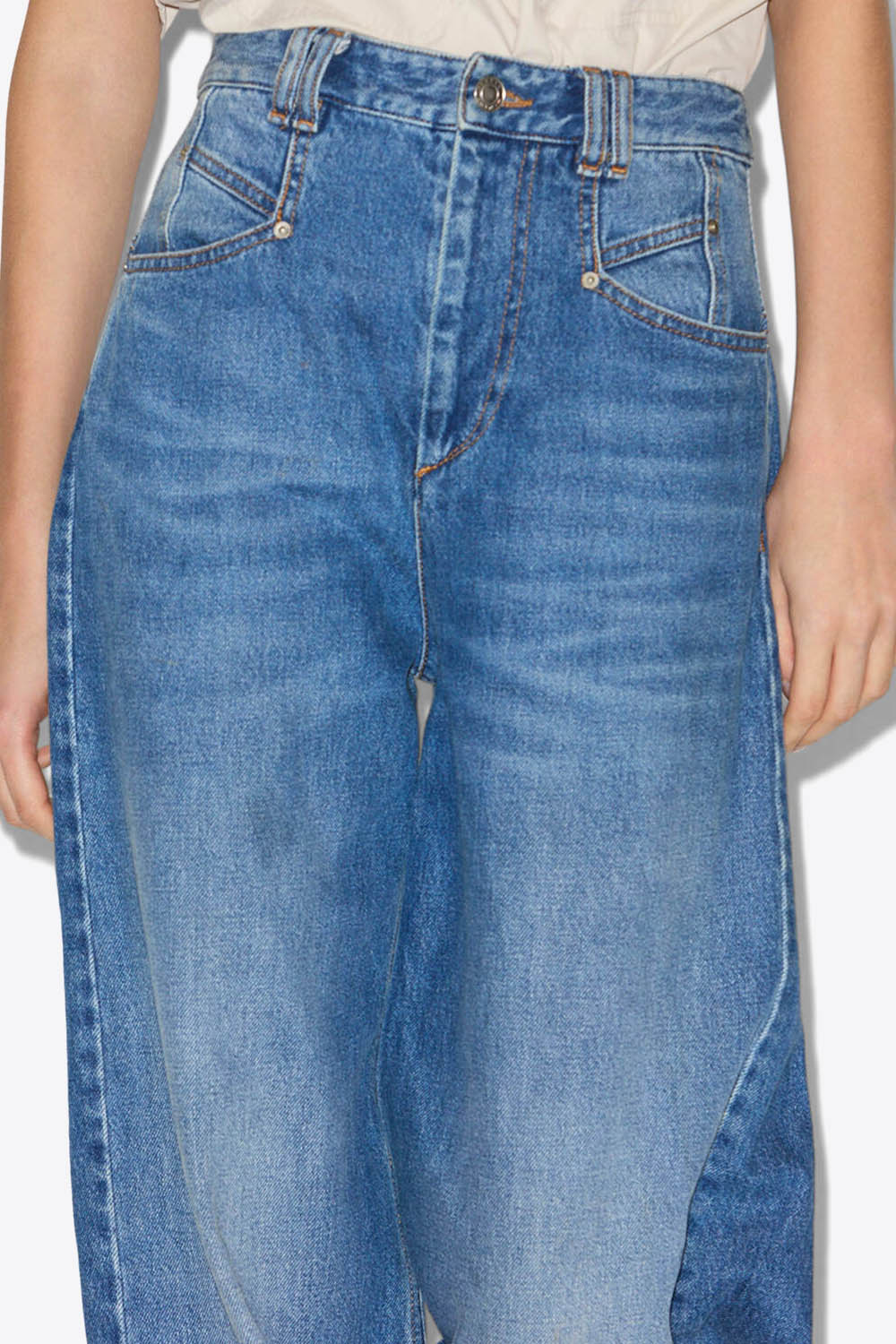 Jean Lemony Isabel Marant en denim bleu clair délavé, coupe ample taille haute à jambes très larges. Détail des poches avant et des doubles passants.