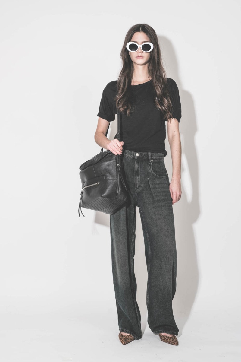 Jean large à pinces Rodayna Isabel Marant en lyocell Durty Blue, porté de face avec un sac noir Jérôme Dreyfuss.