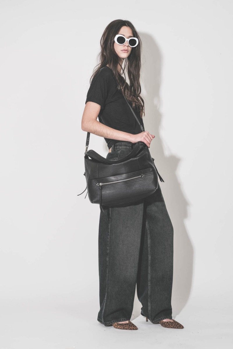 Jean large à pinces Rodayna Isabel Marant en lyocell Durty Blue, porté de profil avec un sac noir Jérôme Dreyfuss.