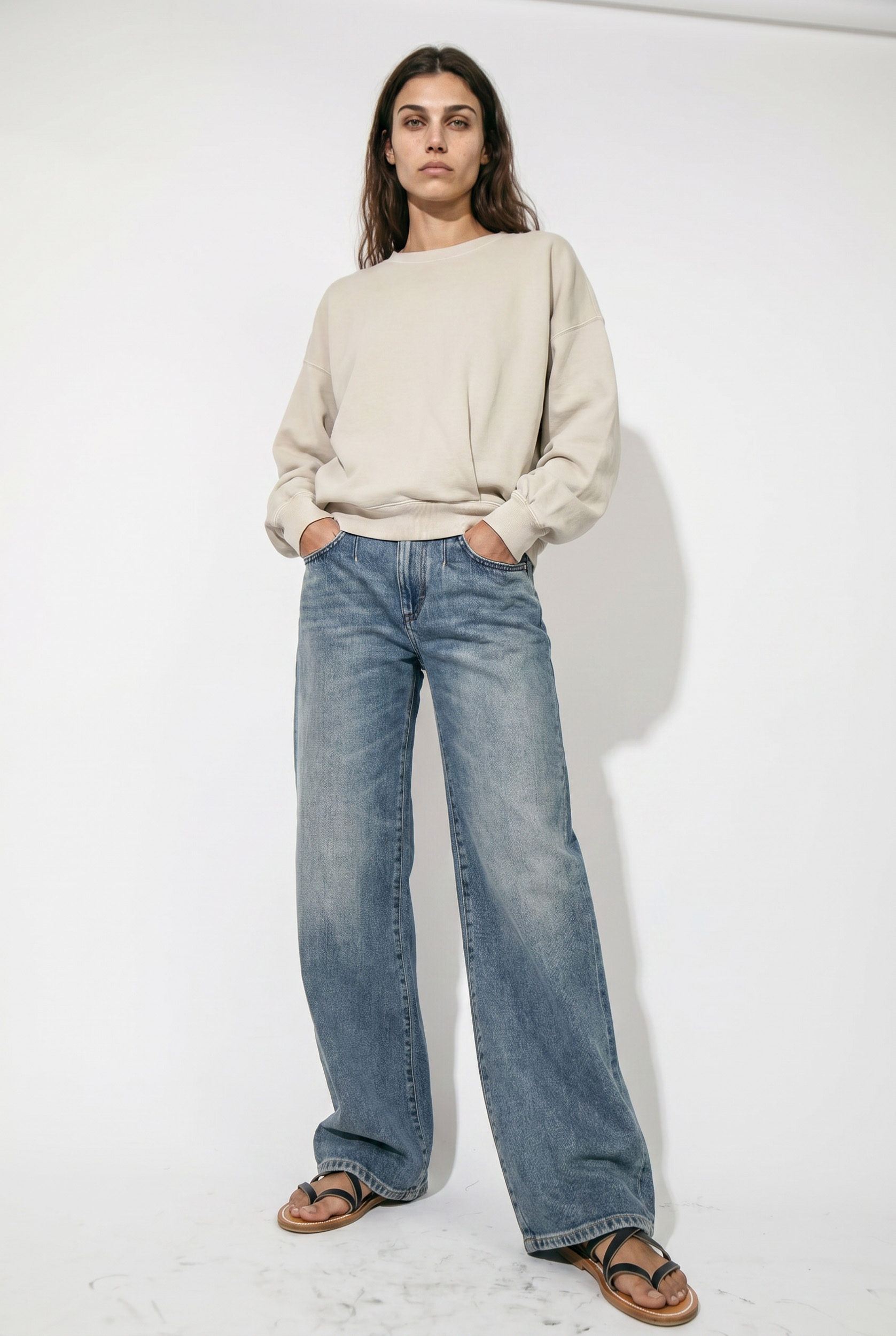 Jean fluide à pinces Rodayna Isabel Marant en denim bleu ciel. Coupe large porté de face avec un sweat-shirt beige.
