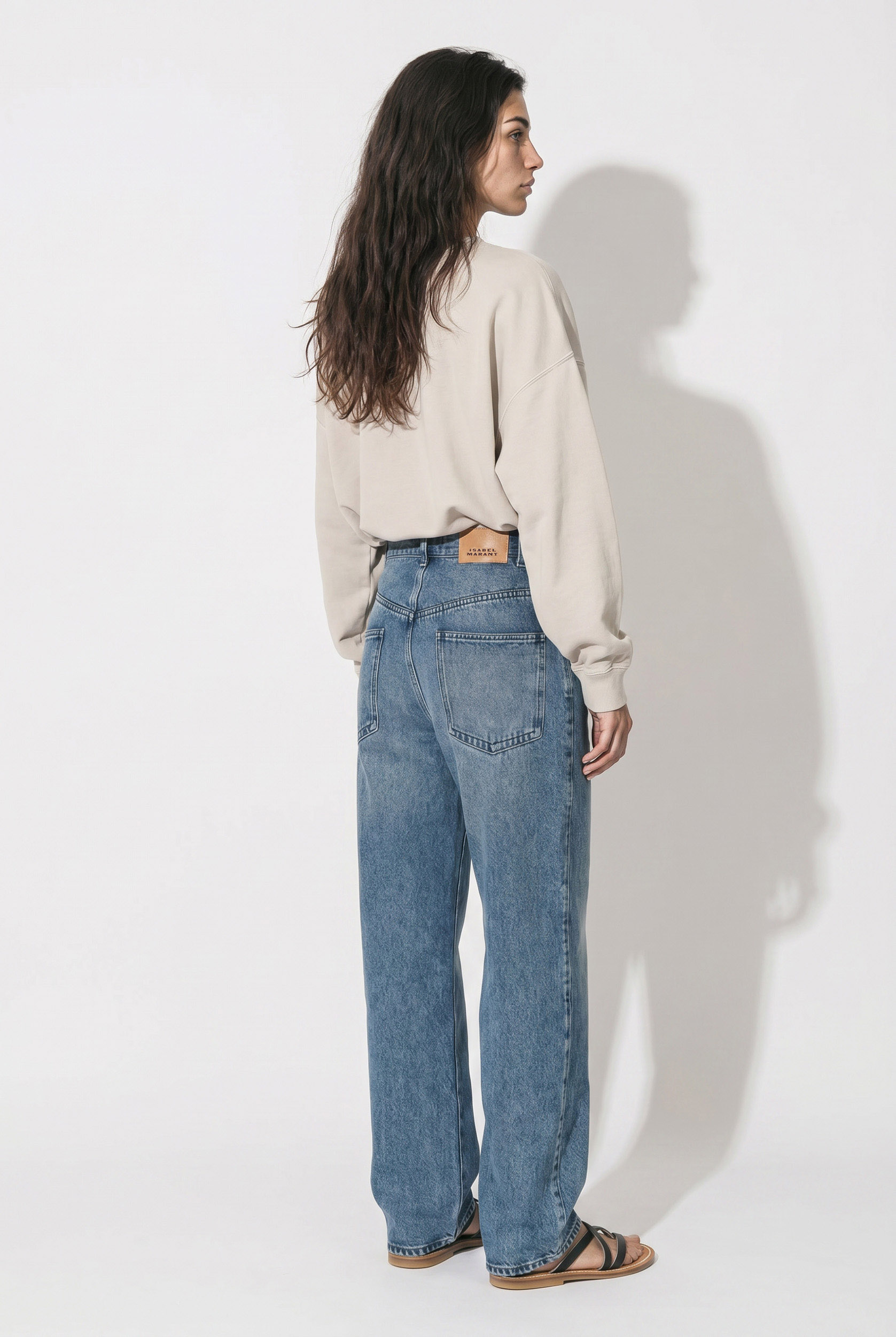 Jean fluide à pinces Rodayna Isabel Marant en denim bleu ciel. Coupe large porté de dos rentré dans le jean.