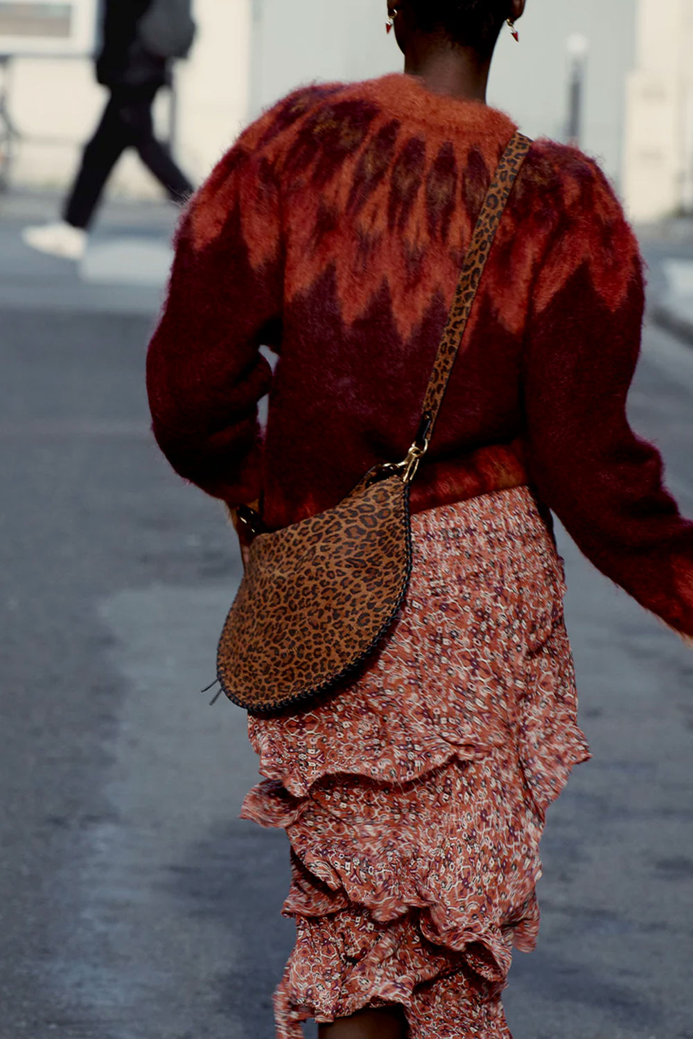 Produit Jupe midi à volants Brigitte Isabel Marant Etoile en viscose imprimé Rust. Portée de dos avec un pull.