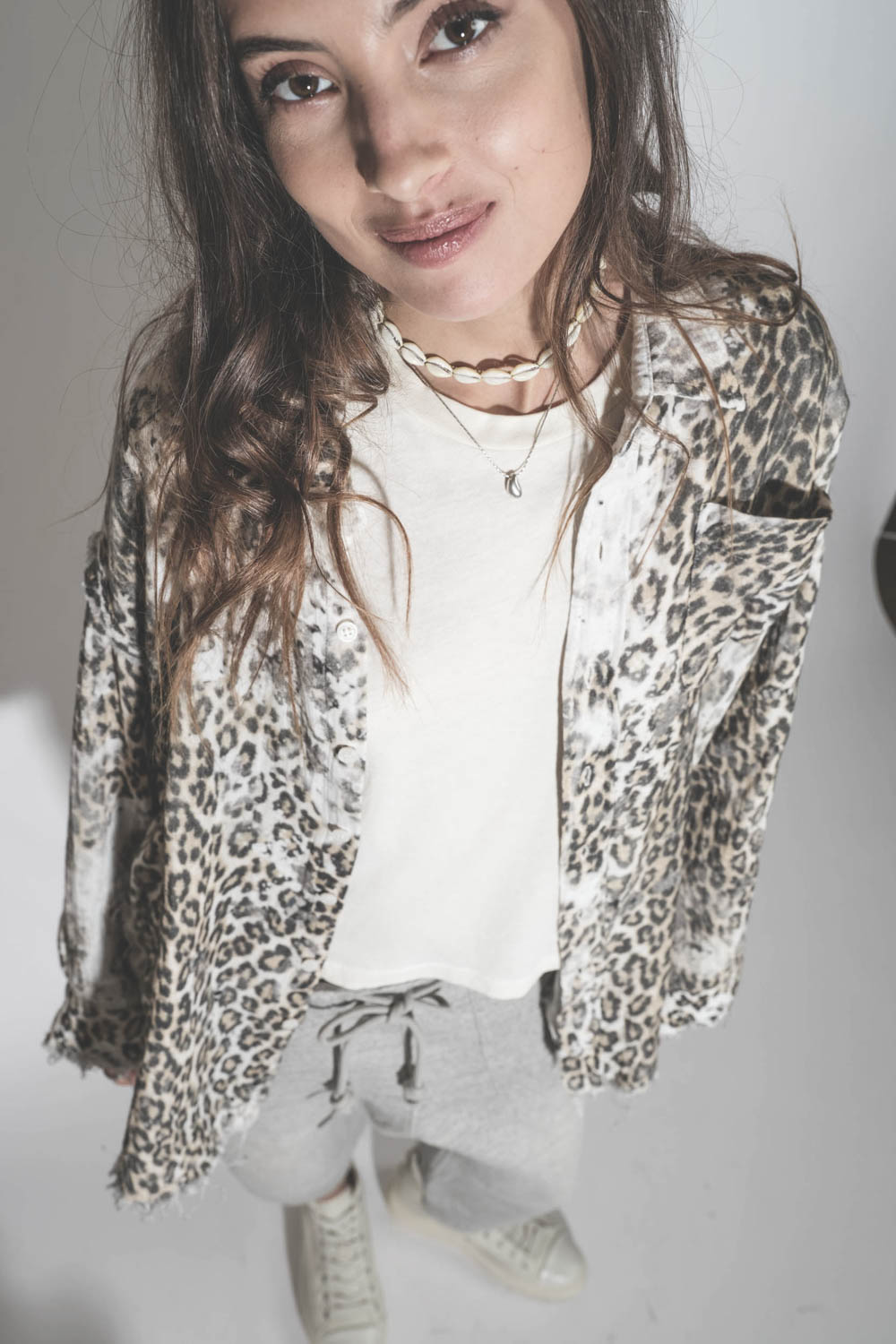 Médaille chaine argenté avec perle en métal argenté Shiny Day Isabel Marant. Porté sur un tee-shirt col rond écru.