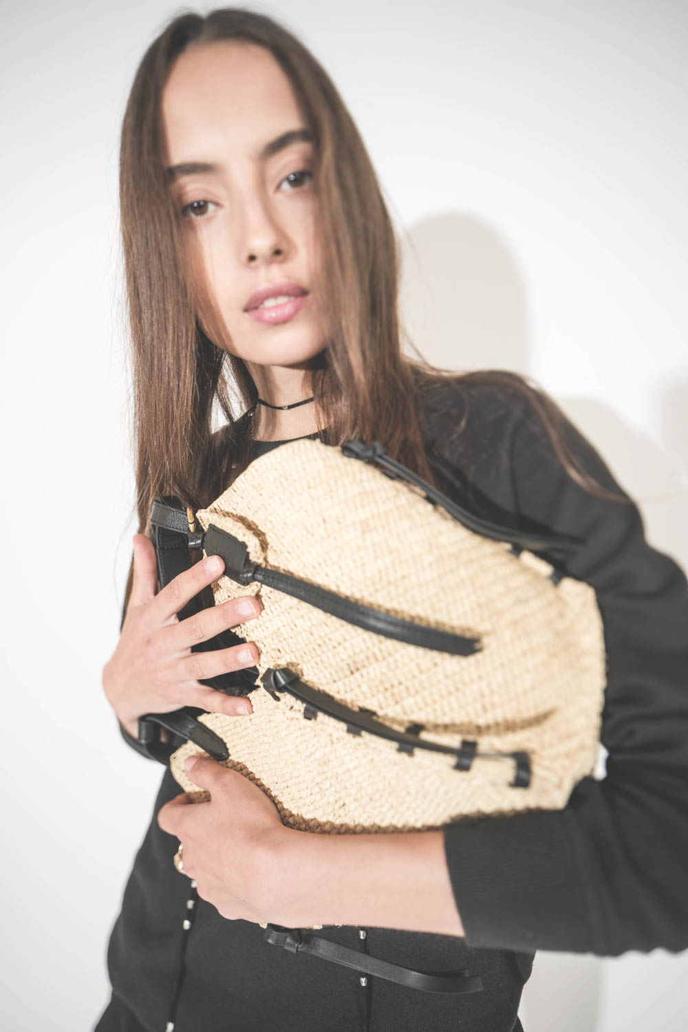 Panier en osier naturel à bandoulière en cuir noir réglable Tampa Mini Isabel Marant. Porté dans les bras avec un sweat-shirt classique noir College The Great et un short court en coton et dentelle ajourée noire Safa Marant Etoile. Sandales en cuir noir c