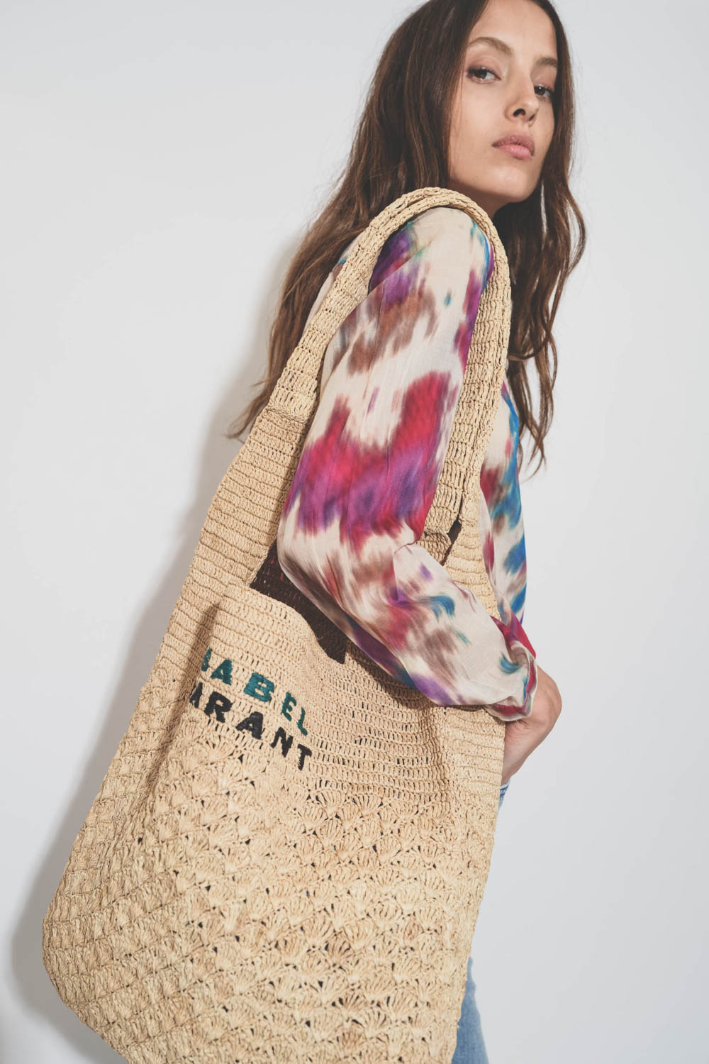 Panier en raphia souple naturel logo brodé bleu et noir Praia Isabel Marant. Détail de la broderie.