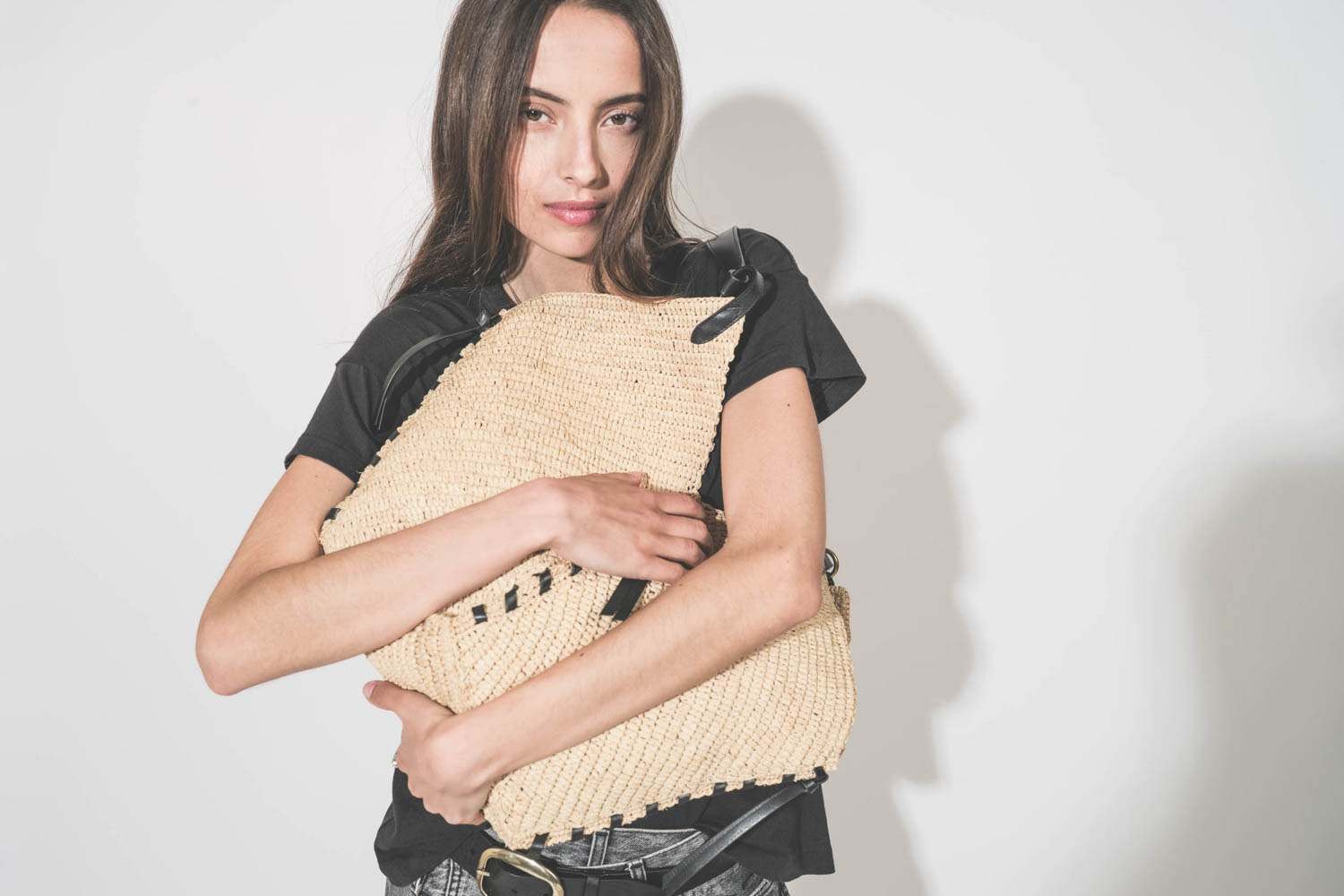 Panier en osier naturel finition cuir noir porté main ou épaule grand modèle Tampa Isabel Marant. Porté avec un tee-shirt noir Boxy Crew The Great et un jean Crossover Leyton Black R13 Denim. Ceinture Dara Isabel Marant.