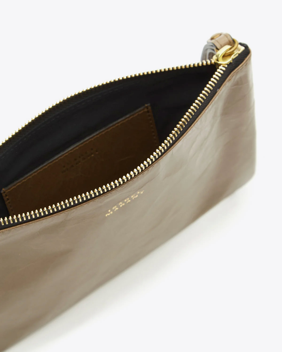 Pochette avec anse porté main en cuir glacé kaki foncé Mino Isabel Marant. Intérieur toile en sergé poche en cuir porte-cartes. Fermeture zip doré.