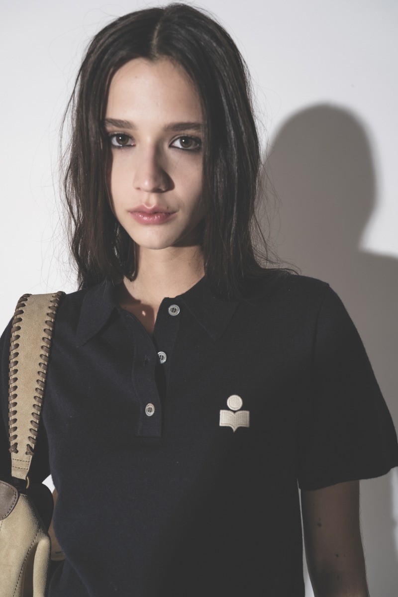 Polo Althea Isabel Marant en coton et laine bleu nuit, port&eacute; de face. D&eacute;tail du logo brod&eacute; &eacute;cru.