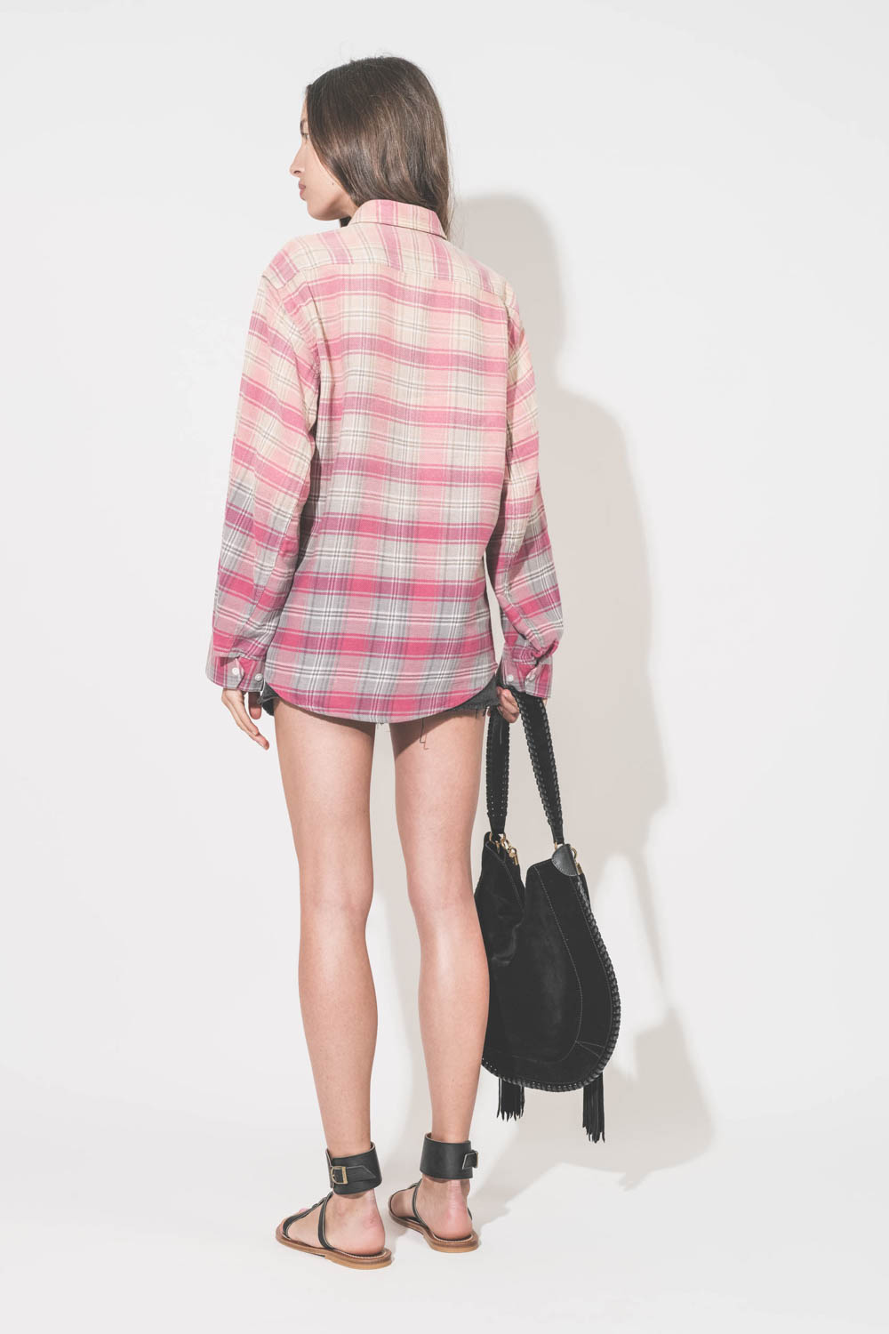 Sac en cuir suédé noir avec franges Altay Hobo Isabel Marant. Porté de dos à la main.