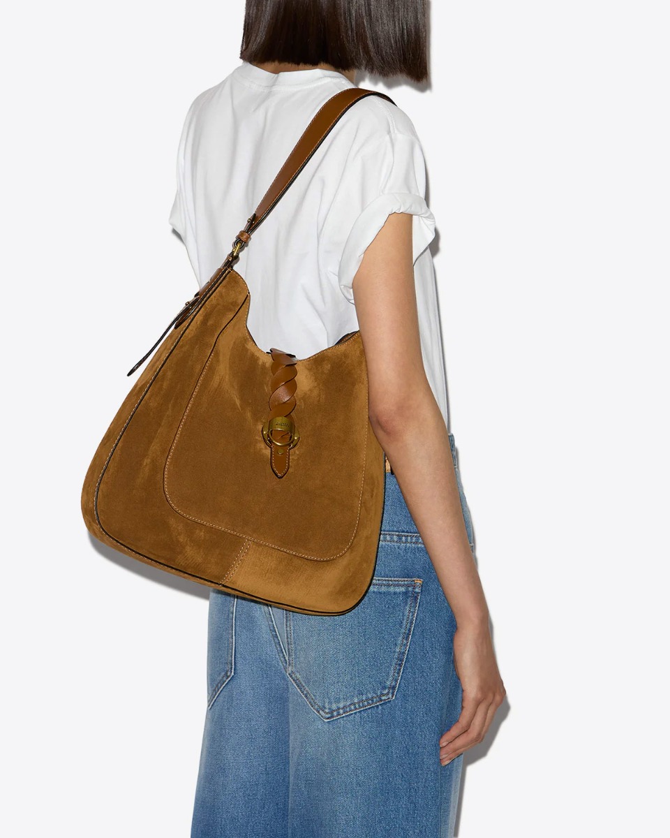 Sac Altay Hobo Isabel Marant en cuir suédé cognac. Porté à l'épaule. 