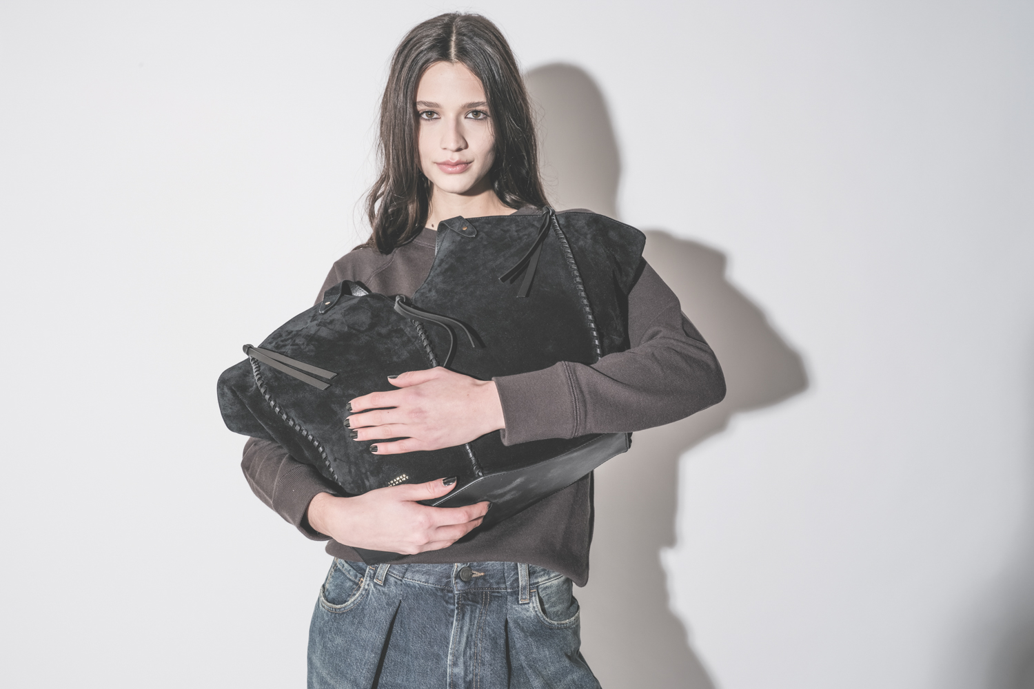 Sac Cabas Tampa Isabel Marant en cuir suédé noir, porté dans les bras de face.