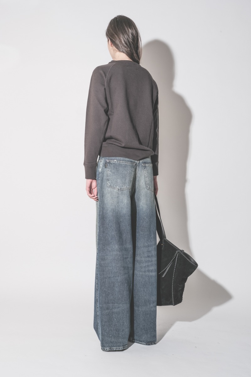 Sac Cabas Tampa Isabel Marant en cuir suédé noir, porté de dos.