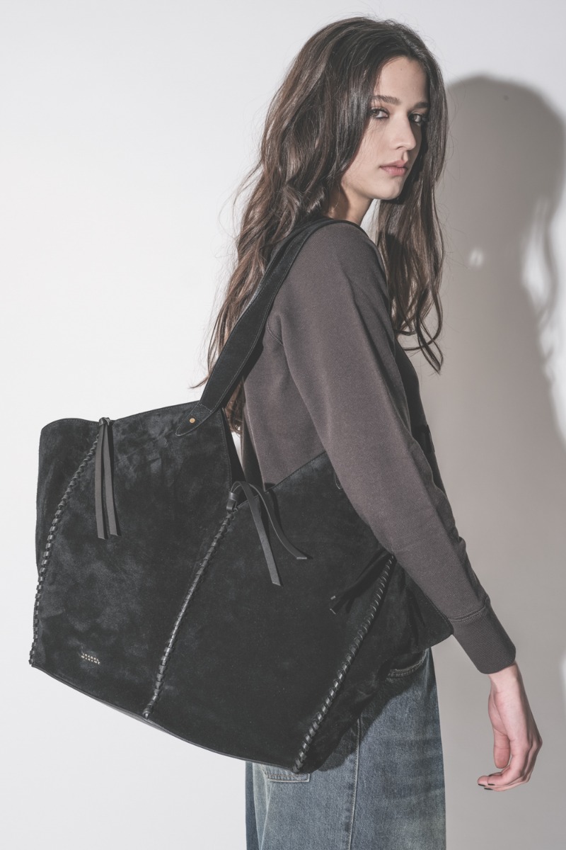Sac Cabas Tampa Isabel Marant en cuir suédé noir, porté à l'épaule.