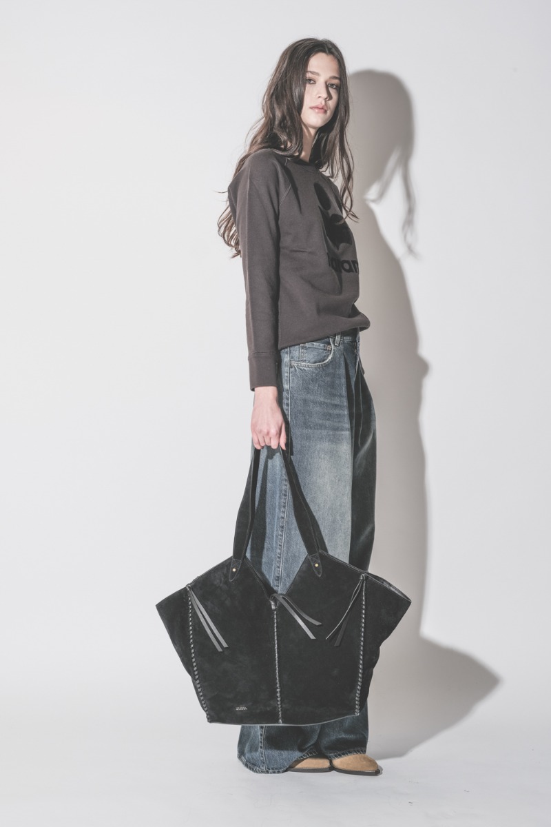 Sac Cabas Tampa Isabel Marant en cuir suédé noir, porté de profil à la main.