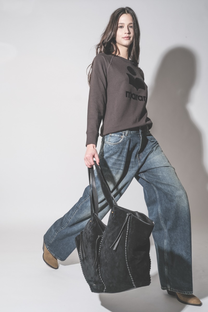 Sac Cabas Tampa Isabel Marant en cuir suédé noir, porté avec un jean large Haikure. 