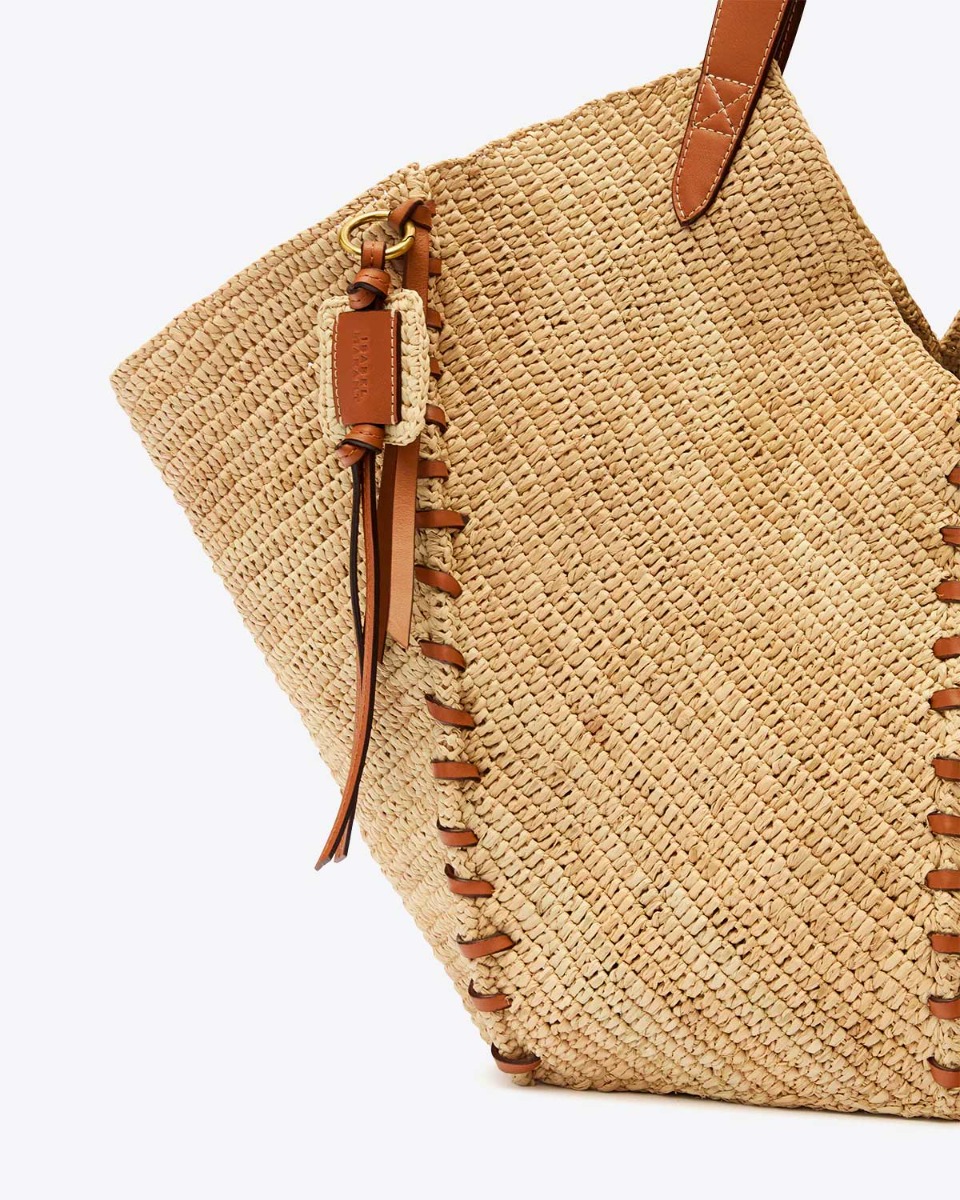 Sac panier Tampa Isabel Marant en raphia naturel et cuir cognac. D&eacute;tail de l'&eacute;tiquette de cuir et raphia logo &laquo; Isabel Marant &raquo;.