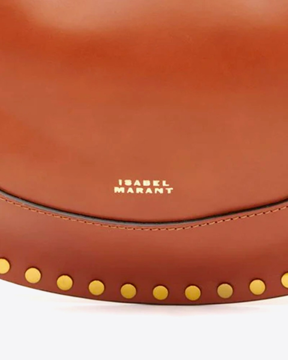 Sac Naoko Isabel Marant en cuir lisse cognac. D&eacute;tail du logo &laquo; Isabel Marant &raquo; et des clous dor&eacute;s.
