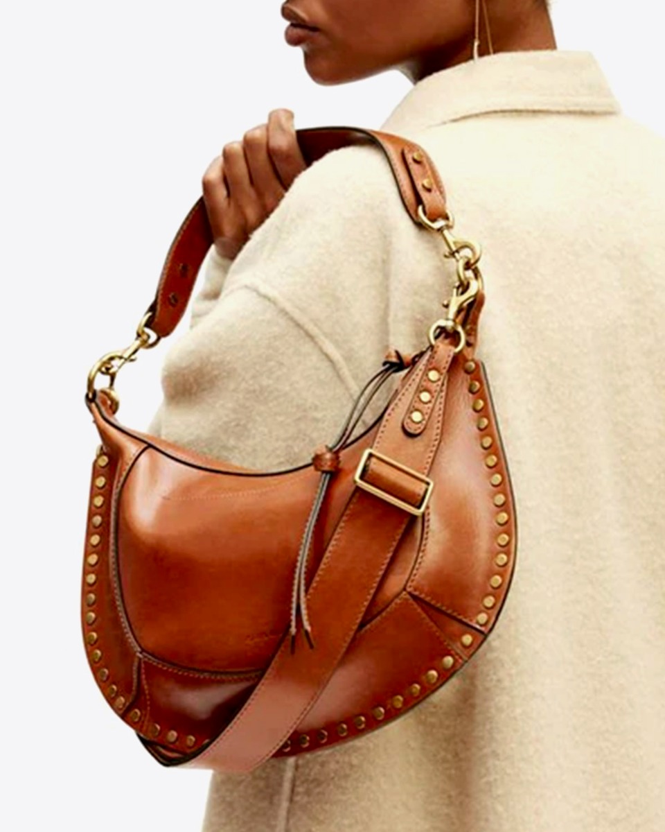 Sac Naoko Isabel Marant en cuir lisse cognac, port&eacute; &agrave; la main avec la anse courte. 