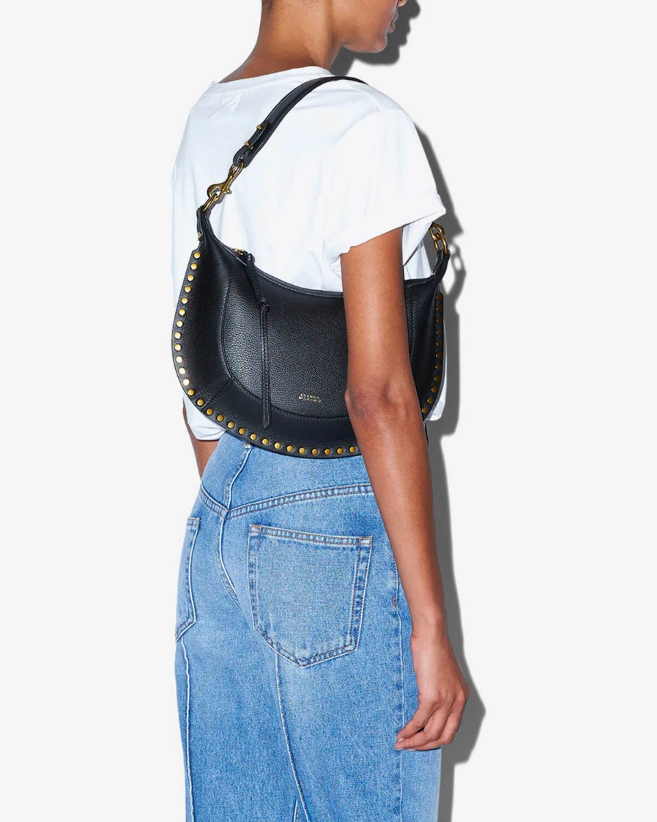Sac Naoko Isabel Marant en cuir grain&eacute; noir, port&eacute; avec l'anse courte &agrave; l'&eacute;paule.