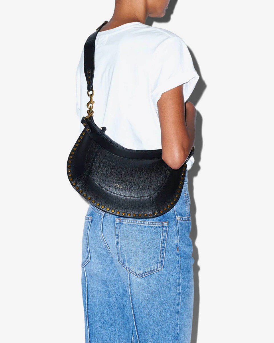 Sac Naoko Isabel Marant en cuir grain&eacute; noir, port&eacute; crois&eacute; avec la bandouli&egrave;re r&eacute;glable. 
