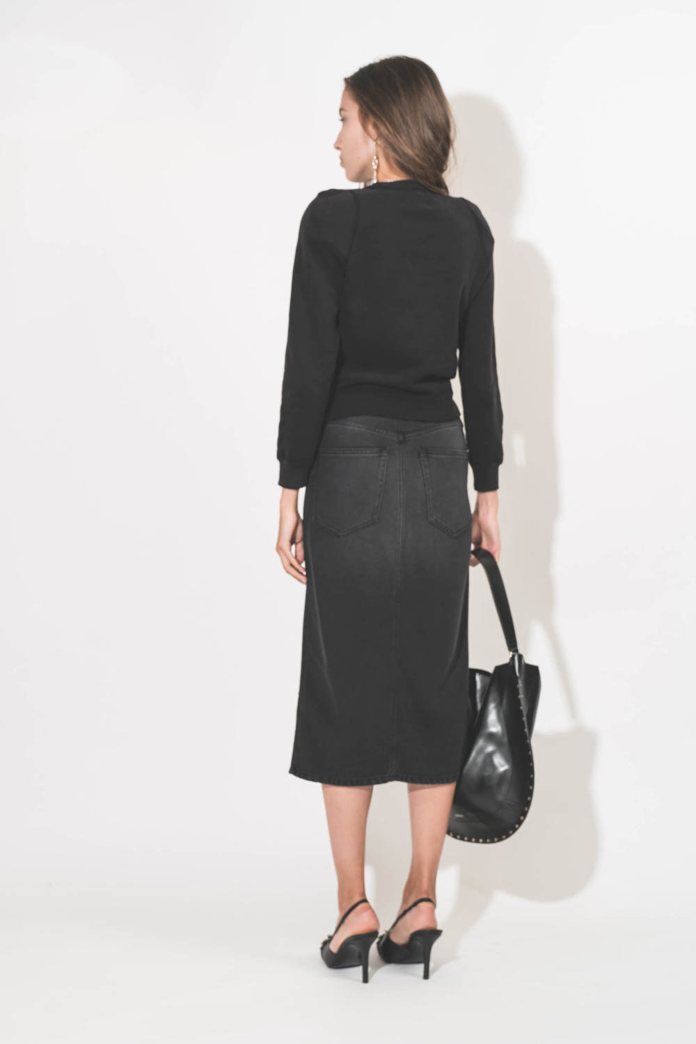Sac bandoulière courte porté épaule ou porté main en cuir lisse noir poignée bijou en métal argenté Oskan Hobo Isabel Marant. Porté de dos.