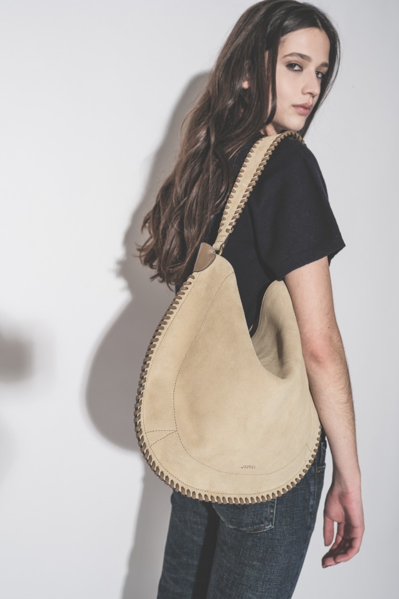 Sac Oskan Hobo Soft Isabel Marant en cuir suédé sable tréssé, porté à l'épaule.