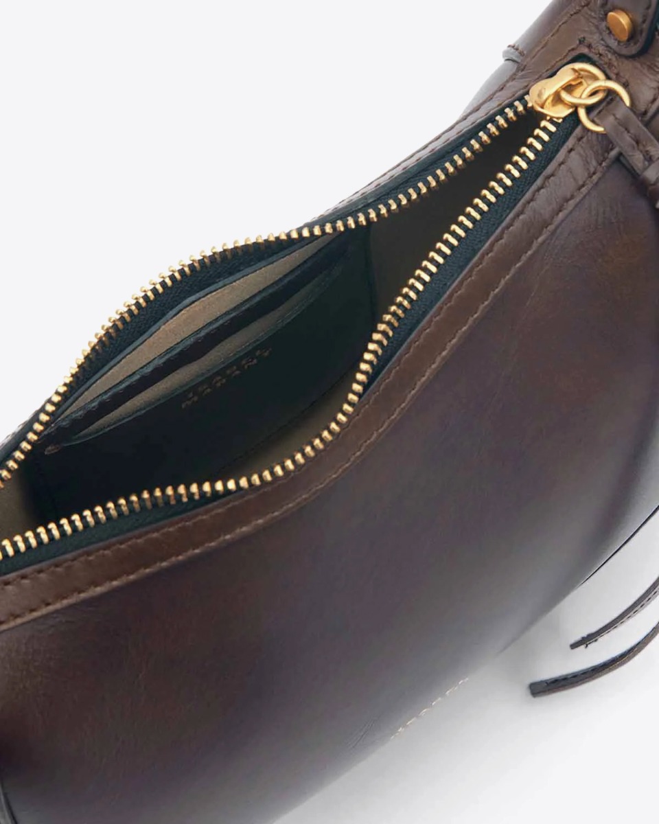 Sac Oskan Moon Isabel Marant en cuir lisse chocolat. Détail de la fermeture zippée sur le dessus. 