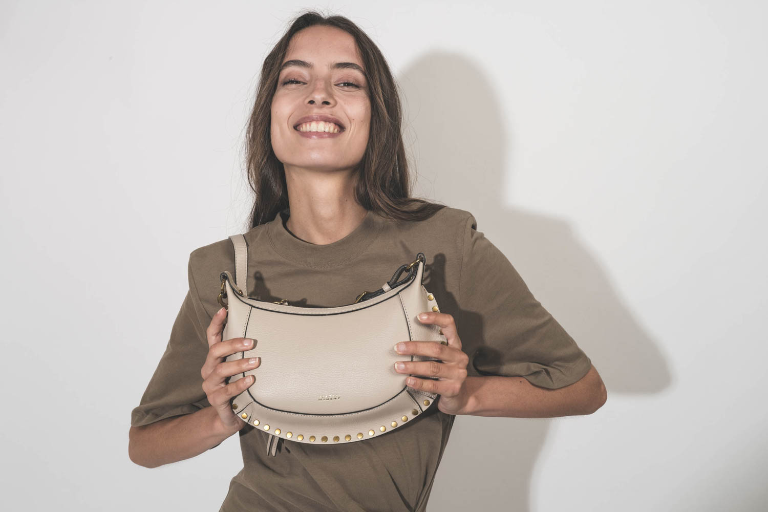 Mini sac en cuir écru clouté finition métal doré Oskan Moon Isabel Marant. Porté main. 