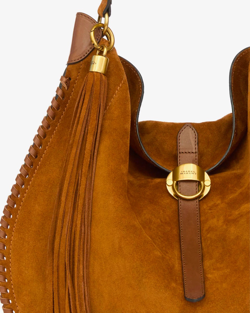 Sac Oskan Hobo Soft Folk Isabel Marant en cuir suédé cognac. Détail de la fermeture et de l'anneau à franges.