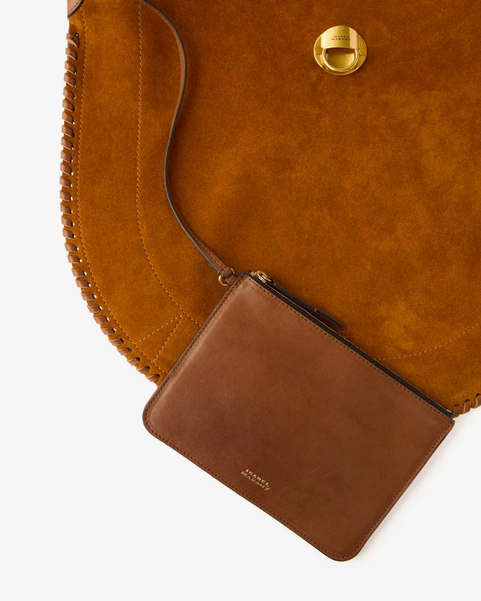 Sac Oskan Hobo Soft Folk Isabel Marant en cuir suédé cognac. Détail de la pochette intérieure.