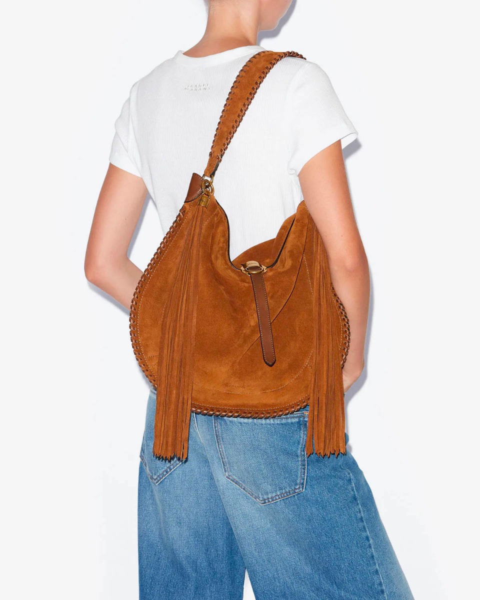 Sac Oskan Hobo Soft Folk Isabel Marant en cuir suédé cognac, porté à l'épaule.
