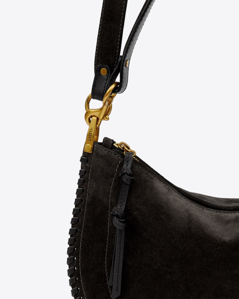 Sac Oskan Soft zip Isabel Marant en cuir su&eacute;d&eacute; noir tress&eacute;. D&eacute;tail de la m&eacute;tallerie en m&eacute;tal dor&eacute;.