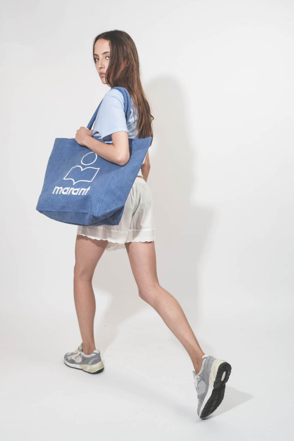 Cabas en toile jean bleu logo Marant brodé blanc Isabel Marant Etoile. Porté épaule.