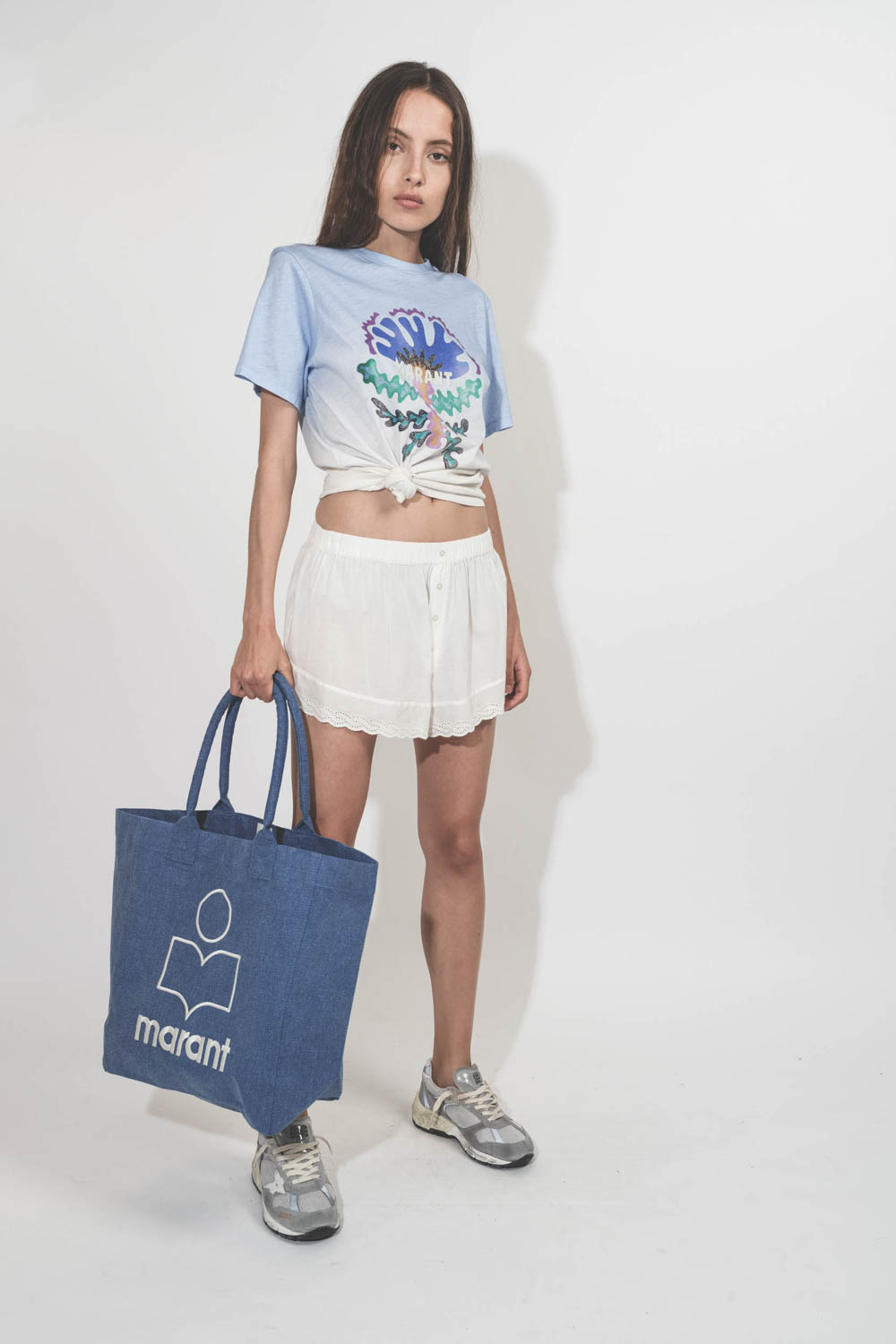 Cabas en toile jean bleu logo Marant brodé blanc Isabel Marant Etoile. Porté de face.