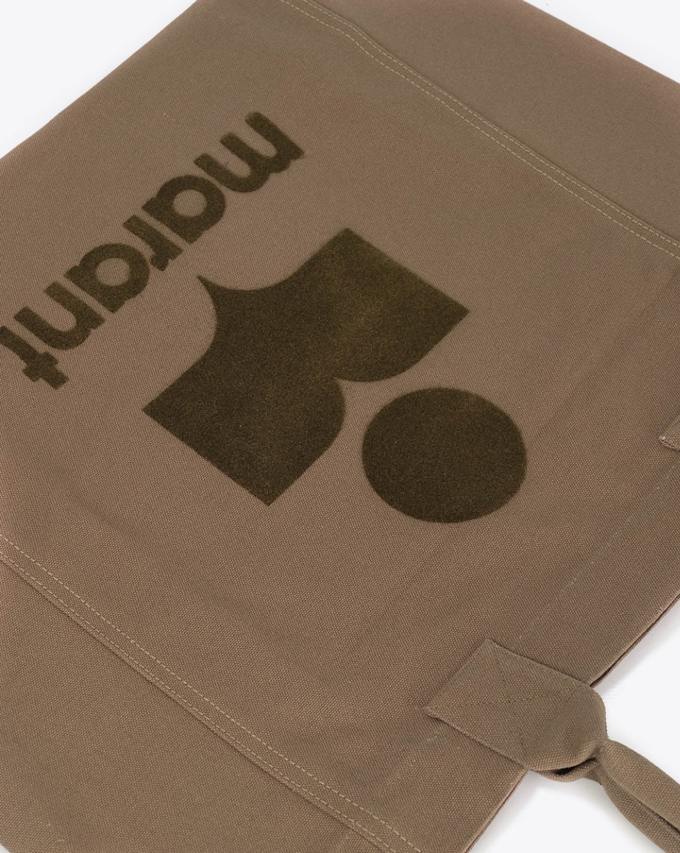 Produit Sac cabas Yenky Isabel Marant en toile kaki logo "MARANT" floqué kaki foncé devant. Porté main ou épaule. Face. Détail du logo en velours kaki foncé.