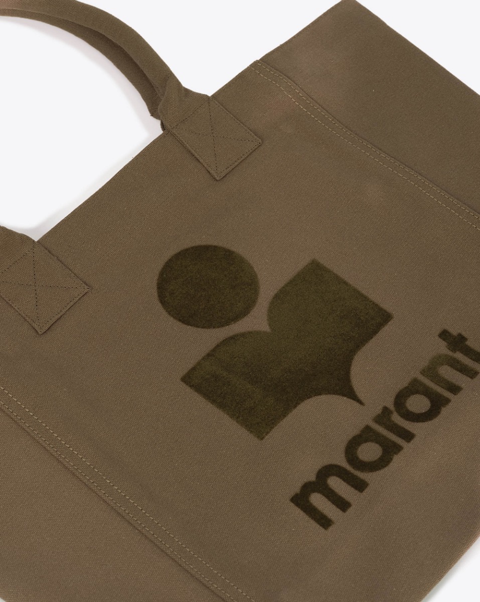 Produit Sac cabas Yenky Small Isabel Marant en toile beige logo "Marant" floqué en velours kaki foncé. Porté main ou épaule. Détail de la toile et du logo en velours.