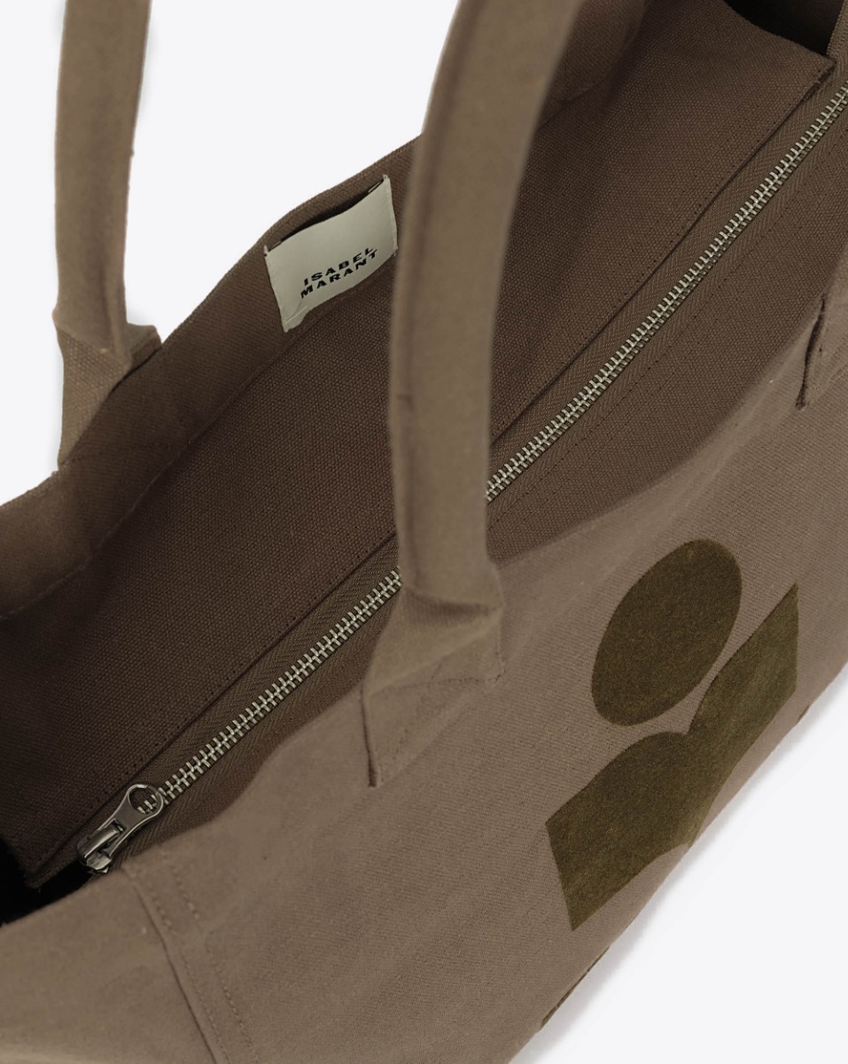Produit Cabas Yenky Zip Isabel Marant en toile de coton kaki logo floqué Kaki foncé. Porté main ou épaule. Détail de la fermeture zip en métal argenté.