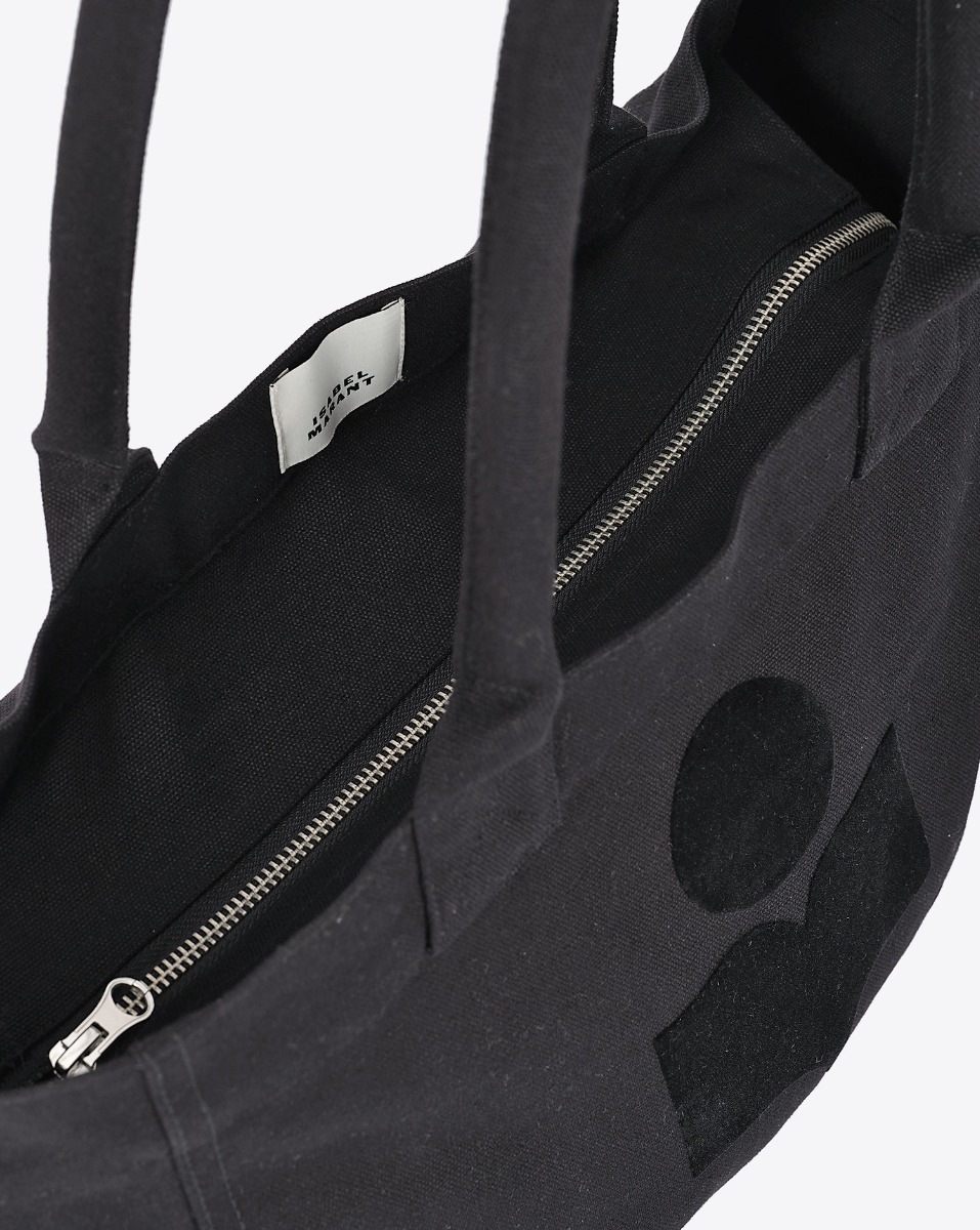 Sac cabas Yenky Isabel Marant en toile noire avec logo et zip. Détail de la fermeture zippée.