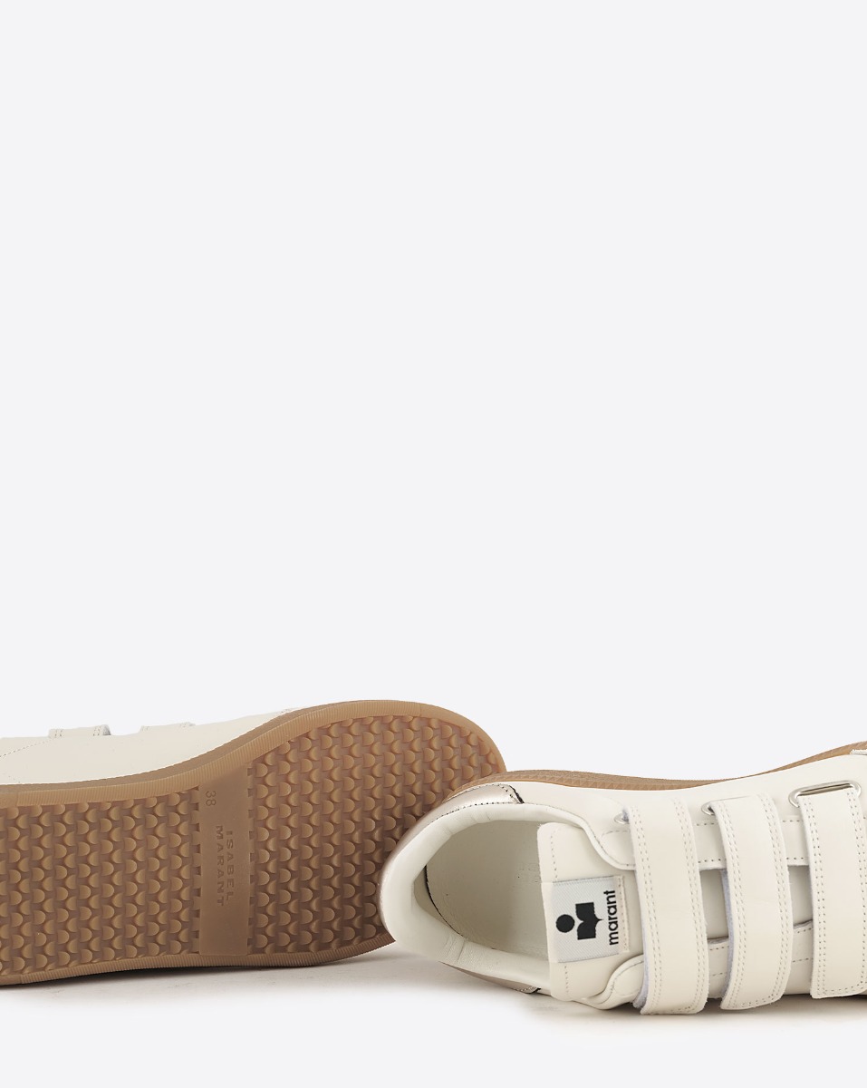 Baskets basses &agrave; scratch Beth Isabel Marant en cuir blanc logo dor&eacute;. D&eacute;tail dessous des semelles.