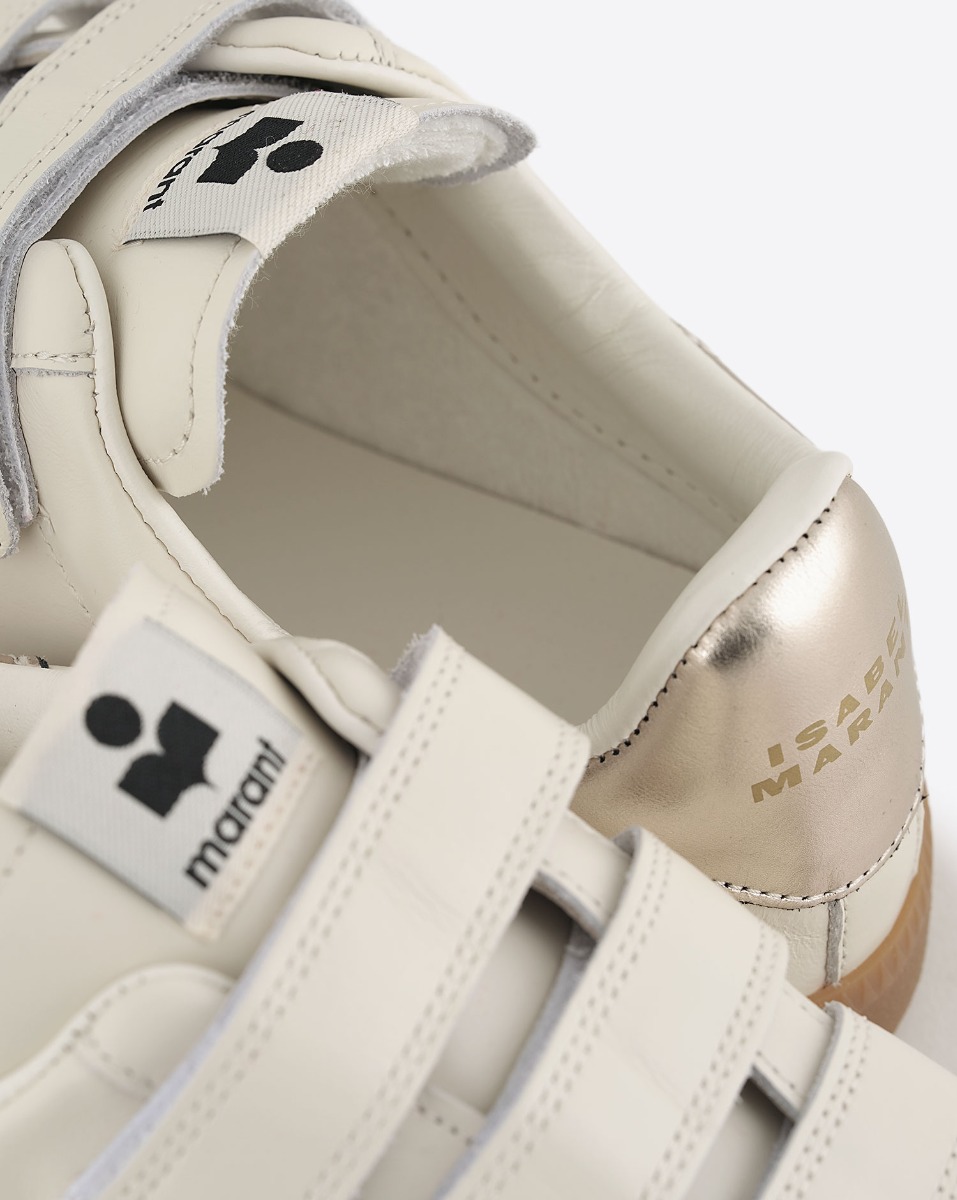 Baskets basses &agrave; scratch Beth Isabel Marant en cuir blanc logo dor&eacute;. Vue de profil. D&eacute;tail des logos " Marant ".