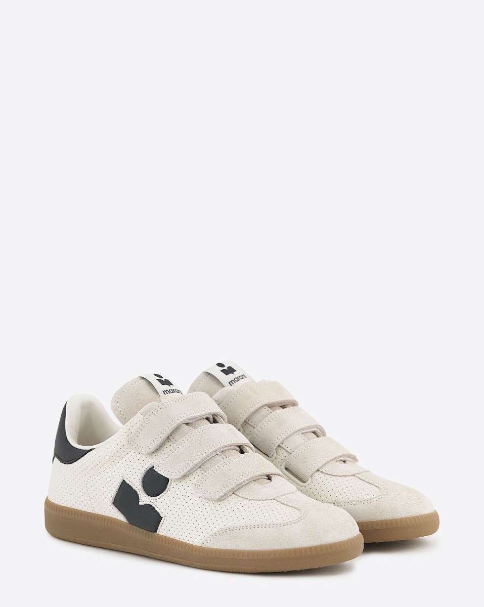 Sneakers &agrave; scratch Isabel Marant en cuir blanc perfor&eacute;, logo noir, arri&egrave;re noir. Vue de face.