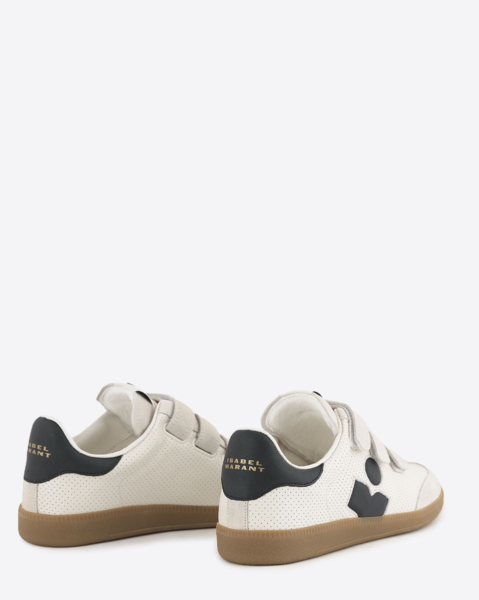 Sneakers &agrave; scratch Isabel Marant en cuir blanc perfor&eacute;, logo noir, arri&egrave;re noir. Vue de dos.