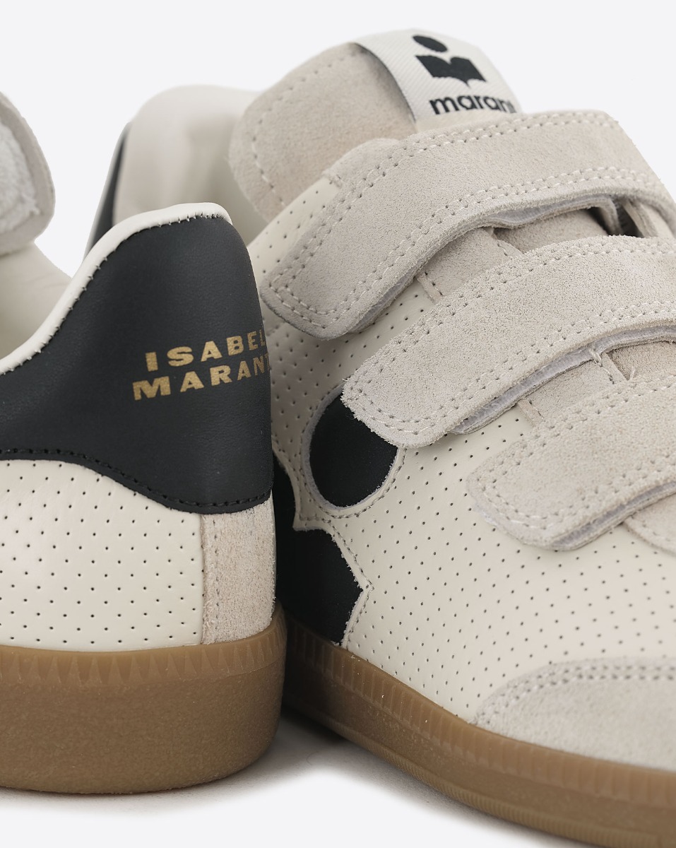 Sneakers &agrave; scratch Isabel Marant en cuir blanc perfor&eacute;, logo noir, arri&egrave;re noir.  D&eacute;tail des Logos. 