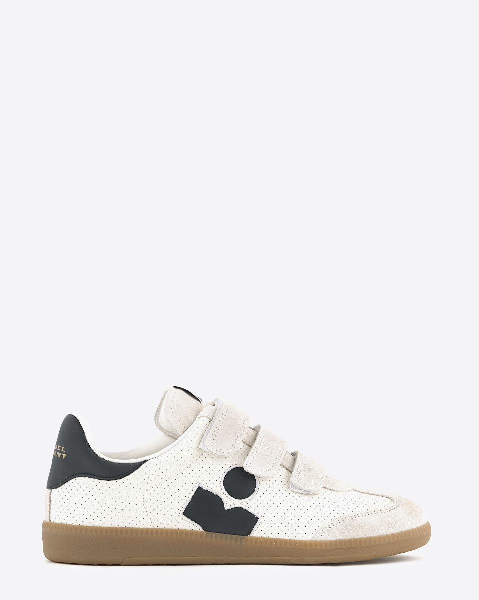 Sneakers &agrave; scratch Isabel Marant en cuir blanc perfor&eacute;, logo noir, arri&egrave;re noir. Vue de profil.