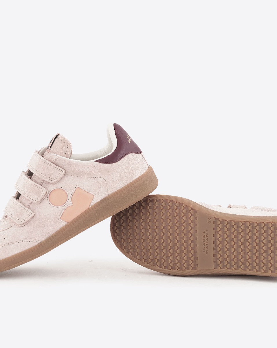 Sneakers &agrave; scratch Beth Isabel Marant en cuir su&eacute;d&eacute; rose p&acirc;le logo p&ecirc;che arri&egrave;re bordeaux. D&eacute;tail des semelles.