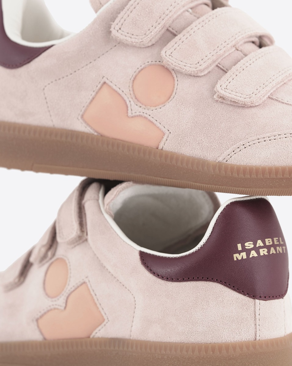 Sneakers &agrave; scratch Beth Isabel Marant en cuir su&eacute;d&eacute; rose p&acirc;le logo p&ecirc;che arri&egrave;re bordeaux. D&eacute;tail du logo.