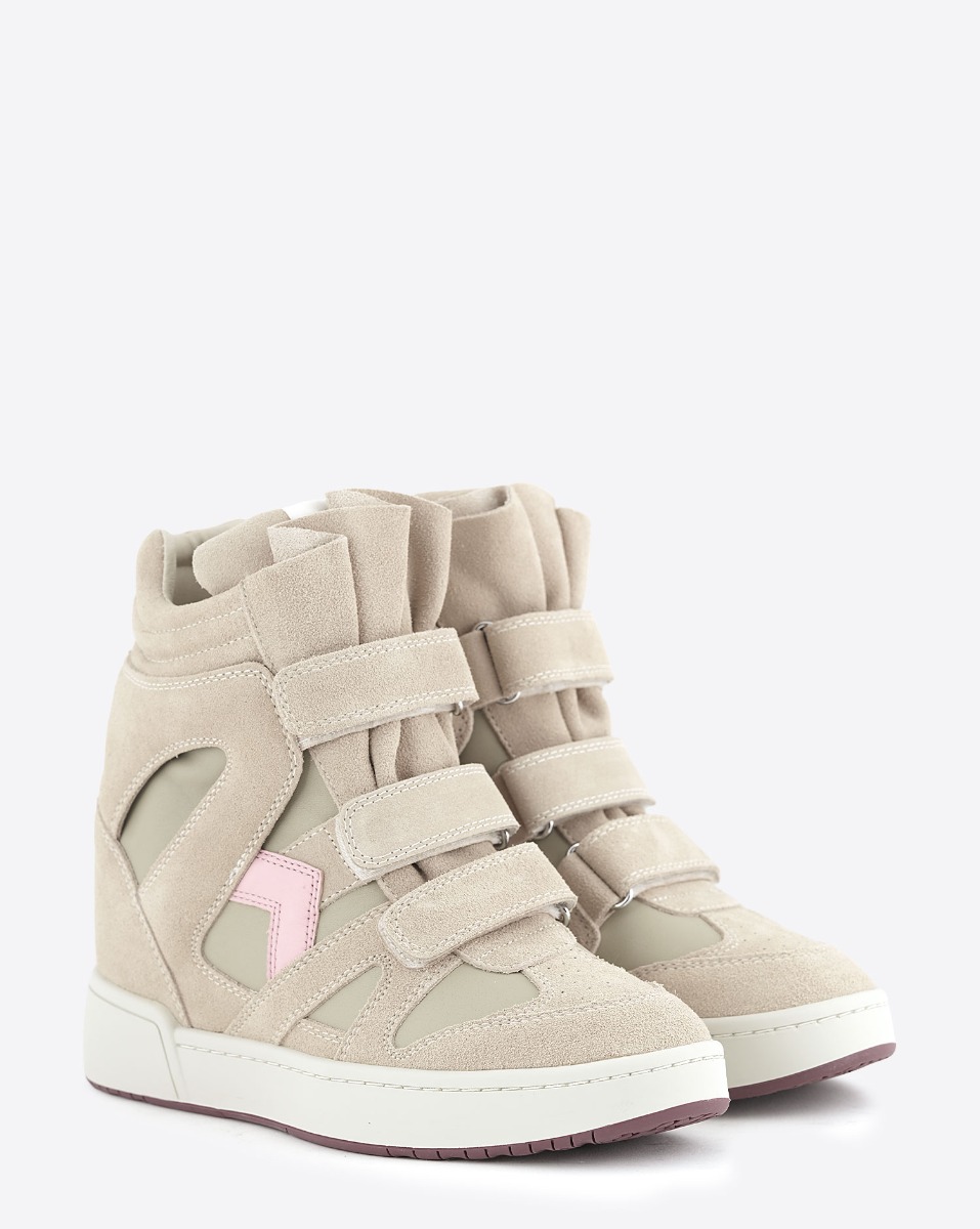 Sneakers compens&eacute;es &agrave; scratch IM3 Isabel Marant en cuir su&eacute;d&eacute; beige, bande en cuir rose. Vue de face.