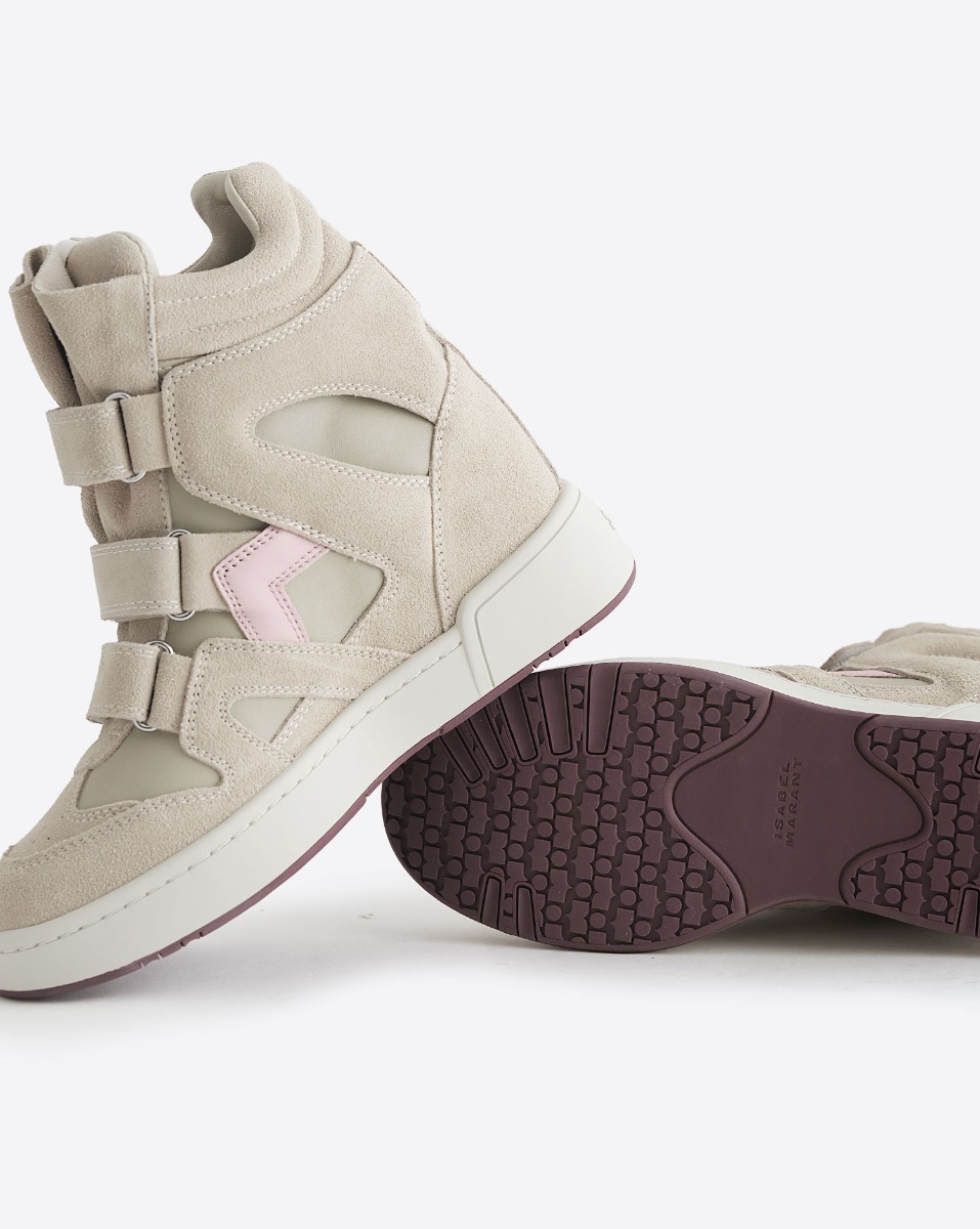 Sneakers compens&eacute;es &agrave; scratch IM3 Isabel Marant en cuir su&eacute;d&eacute; beige, bande en cuir rose. D&eacute;tails des semelles.