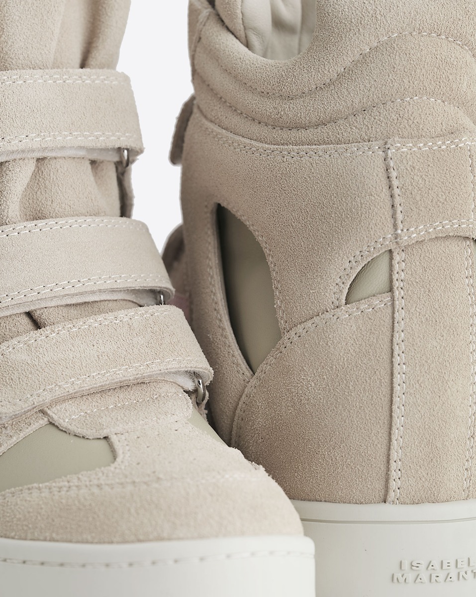 Sneakers compens&eacute;es &agrave; scratch IM3 Isabel Marant en cuir su&eacute;d&eacute; beige, bande en cuir rose. D&eacute;tail du cuir su&eacute;d&eacute;.