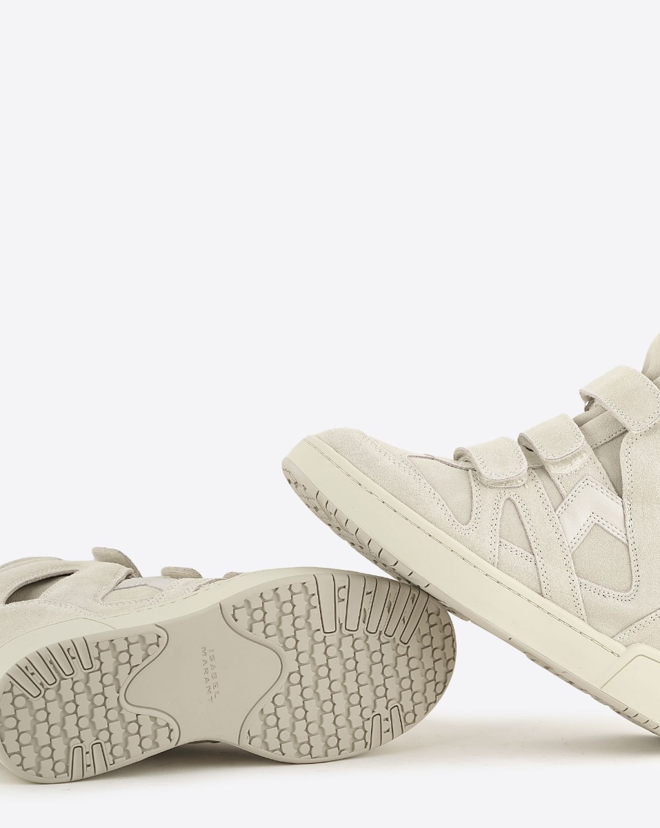 Baskets montantes Isabel Marant IM3 &agrave; semelles compens&eacute;es en cuir su&eacute;d&eacute; &eacute;cru. D&eacute;tail des dessous de semelles.